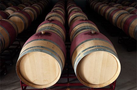 simsearch:862-03354331,k - Oak wine barrels in a modern winery, Alentejo, Portugal Photographie de stock - Aubaine LD & Abonnement, Code: 400-05248274