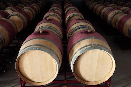 Oak wine barrels in a modern winery, Alentejo, Portugal Foto de stock - Super Valor sin royalties y Suscripción, Código: 400-05248274