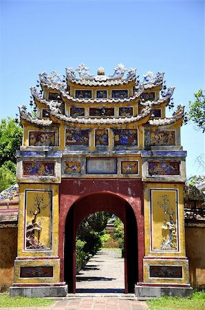 simsearch:400-05248690,k - Gate in Hue Citadel in Vietnam Foto de stock - Royalty-Free Super Valor e Assinatura, Número: 400-05248695