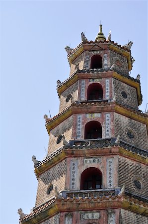 simsearch:400-05248690,k - Golden Pagoda in Hue in Vietnam Foto de stock - Royalty-Free Super Valor e Assinatura, Número: 400-05248690