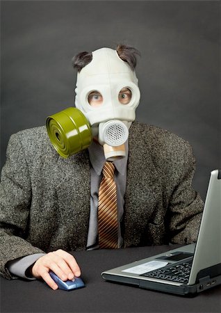 simsearch:400-05265698,k - The amusing person has dressed a gas mask and works with the computer Foto de stock - Super Valor sin royalties y Suscripción, Código: 400-05248812