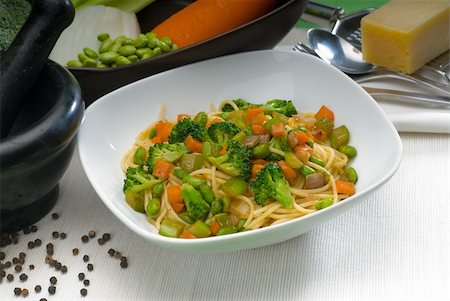 simsearch:400-05745083,k - italian spaghetti pasta with fresh homemade vegetable sauce Fotografie stock - Microstock e Abbonamento, Codice: 400-05249288