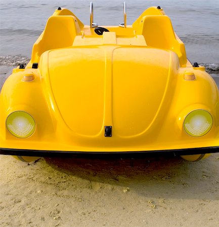Yellow car pedalo boat on the beach Foto de stock - Super Valor sin royalties y Suscripción, Código: 400-05249488