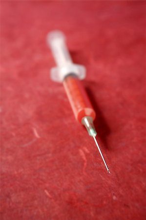 simsearch:400-07971658,k - health red syringe vertical over red background Stockbilder - Microstock & Abonnement, Bildnummer: 400-05240096