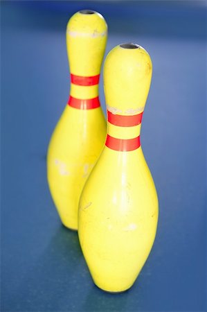 simsearch:400-04309950,k - Bowling in yellow color still life blue background image Foto de stock - Royalty-Free Super Valor e Assinatura, Número: 400-05240626