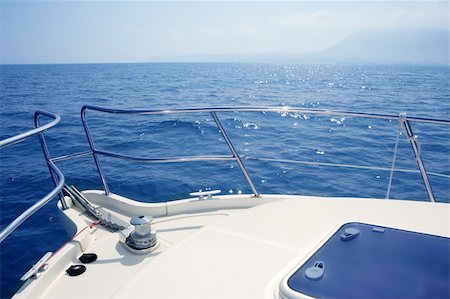 boat bow sailing on blue sea with anchor chain and winch detail Photographie de stock - Aubaine LD & Abonnement, Code: 400-05240683