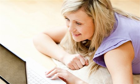 simsearch:400-04709946,k - Happy blond woman using a laptop lying on the floor at home Stockbilder - Microstock & Abonnement, Bildnummer: 400-05240757