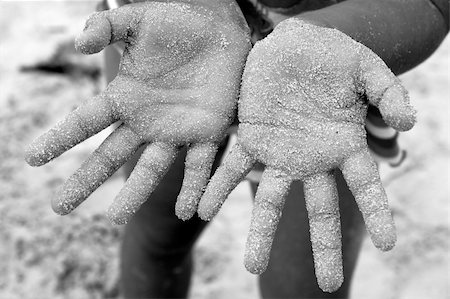 children girl beach sand palm hands facing camera summer metaphor Photographie de stock - Aubaine LD & Abonnement, Code: 400-05241028