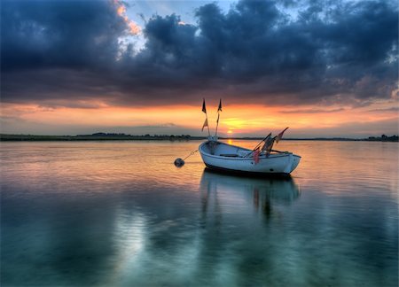 simsearch:400-06101268,k - boat in a small bay at sunset Foto de stock - Royalty-Free Super Valor e Assinatura, Número: 400-05242020