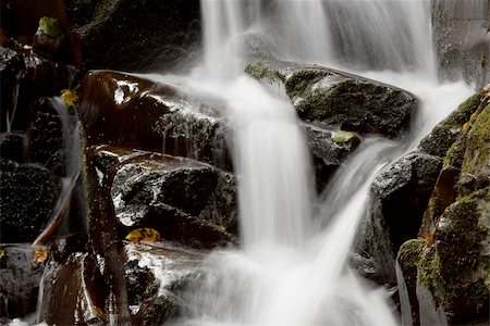 simsearch:400-04380406,k - Waterfall rushing down the rocks Foto de stock - Super Valor sin royalties y Suscripción, Código: 400-05242097
