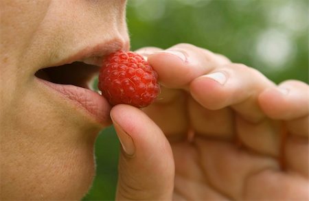 woman eats berries raspberries in the garden Foto de stock - Super Valor sin royalties y Suscripción, Código: 400-05243182