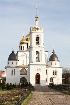 simsearch:400-04520111,k - Orthodox church with a bell tower in the town of Dmitrov, Russia Photographie de stock - Aubaine LD & Abonnement, Code: 400-05243927