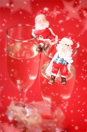 simsearch:400-05117424,k - Fête du nouvel an avec les verres de champagne Photographie de stock - Aubaine LD & Abonnement, Code: 400-05254454