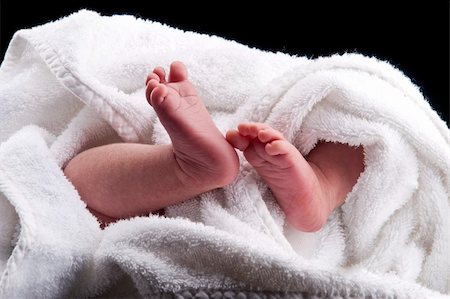simsearch:400-04235194,k - Bare baby feet wrapped in a white towel Stock Photo - Budget Royalty-Free & Subscription, Code: 400-05255154