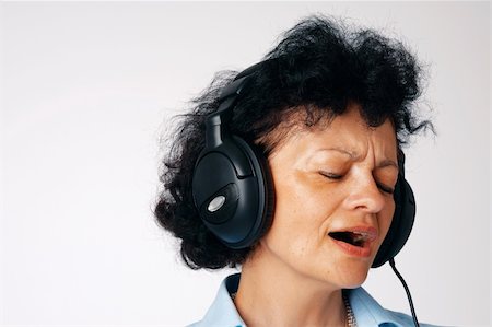shyshka (artist) - Close-up portrait of a singing elder woman with headphones. Photographie de stock - Aubaine LD & Abonnement, Code: 400-05255361