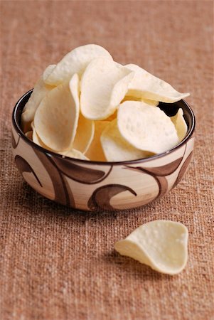 Poratoe chips in old bowl Photographie de stock - Aubaine LD & Abonnement, Code: 400-05255576