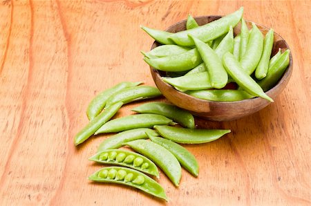 simsearch:400-05294178,k - Fresh Snap Peas in a wooden bowl on a wooden table Stockbilder - Microstock & Abonnement, Bildnummer: 400-05256354