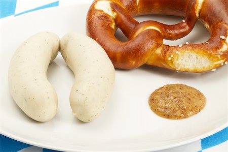 dinner sausage - bavarian veal sausages with pretzel and sweet mustard Stock Photo - Budget Royalty-Free & Subscription, Code: 400-05256370