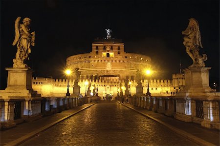 ponte sant' angelo - view of  Castel Sant' Angelo night in Rome, Italy Foto de stock - Royalty-Free Super Valor e Assinatura, Número: 400-05257161