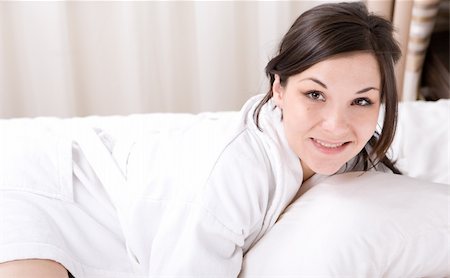 simsearch:400-04206266,k - young adult brunette woman in bed Stockbilder - Microstock & Abonnement, Bildnummer: 400-05257601