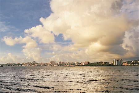 simsearch:400-04851123,k - Cityscape of sunset with yellow sunshine on river and clouds in Taipei, Taiwan. Foto de stock - Super Valor sin royalties y Suscripción, Código: 400-05258029