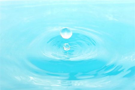 simsearch:400-05123748,k - drop of water on blue background Photographie de stock - Aubaine LD & Abonnement, Code: 400-05258070