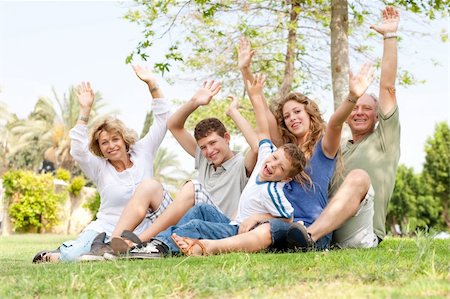 simsearch:400-04216383,k - family sitting in a park and waving hands Foto de stock - Royalty-Free Super Valor e Assinatura, Número: 400-05258260