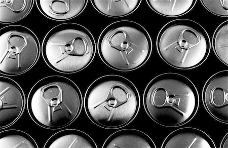 simsearch:400-05249077,k - Frontal shot of closed soft drink cans Stock Photo - Budget Royalty-Free & Subscription, Code: 400-05259478