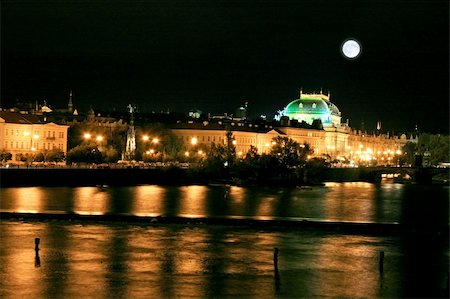 simsearch:400-05359125,k - The night view of the beautiful Prague City along the River Vltava Stockbilder - Microstock & Abonnement, Bildnummer: 400-05250086