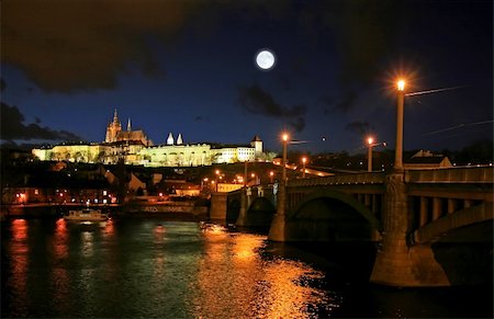 simsearch:400-03957357,k - The magnificent Prague Castle at night along the River Vltava Stock Photo - Budget Royalty-Free & Subscription, Code: 400-05250096