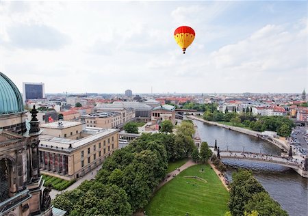 dom - aerial view of central Berlin from the top of Berliner Dom Foto de stock - Super Valor sin royalties y Suscripción, Código: 400-05250111