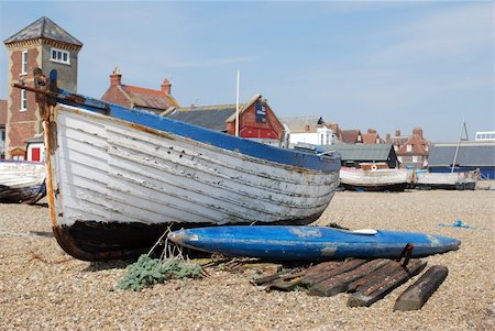 Fishing boat and kayack on the beach at Aldeburgh Photographie de stock - Aubaine LD & Abonnement, Code: 400-05251467