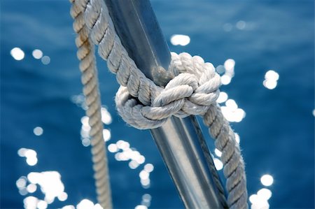 marine knot detail on stainless steel boat railing banister Photographie de stock - Aubaine LD & Abonnement, Code: 400-05251517