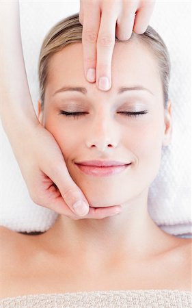 Young bright woman receiving a head massage in a spa centre Photographie de stock - Aubaine LD & Abonnement, Code: 400-05251689