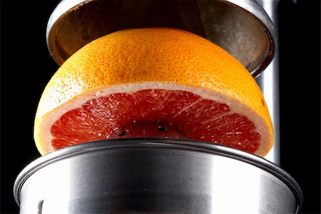 squeezer - Fresh grapefruit about to be juiced for breakfast Foto de stock - Super Valor sin royalties y Suscripción, Código: 400-05251906