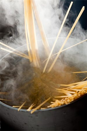 Spaghetti being cooked in hot water with steam making a dramatic image. Foto de stock - Super Valor sin royalties y Suscripción, Código: 400-05251920