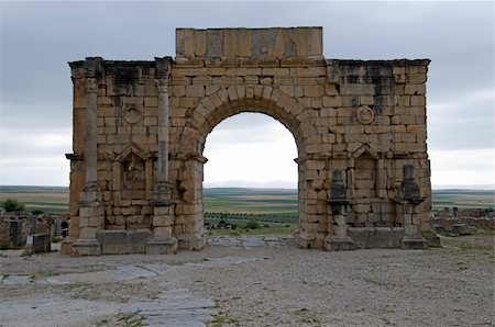 Volubilis - Roman ruins near Fes and Meknes - Best of Morocco Foto de stock - Super Valor sin royalties y Suscripción, Código: 400-05252020