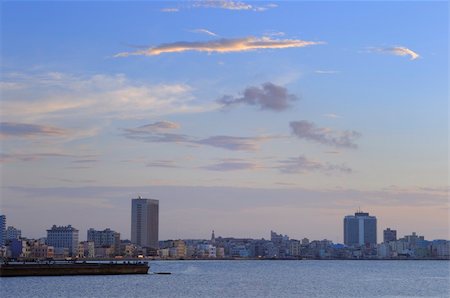 simsearch:6129-09044104,k - View of havana cityscape and waterfront against sunset sky Photographie de stock - Aubaine LD & Abonnement, Code: 400-05252071
