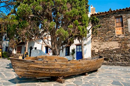 An old boat with a cypress inside in Portlligat, Cadaques, Spain Photographie de stock - Aubaine LD & Abonnement, Code: 400-05252999