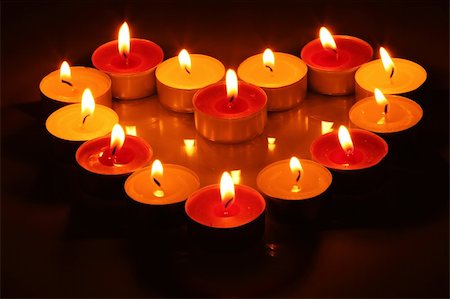 simsearch:400-04353463,k - Fourteen lighting little candles in form of heart Foto de stock - Royalty-Free Super Valor e Assinatura, Número: 400-05253268