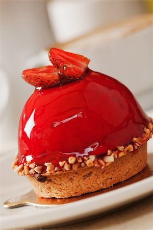 simsearch:400-04370315,k - Close up picture of a strawberry cake dessert Foto de stock - Royalty-Free Super Valor e Assinatura, Número: 400-05253972