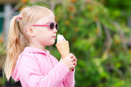 Little blond girl eating ice-cream Foto de stock - Super Valor sin royalties y Suscripción, Código: 400-05253996