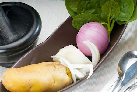 simsearch:400-04222488,k - bowl of fresh vegetable with spice and mortar beside,basic ingredients for a soup recipe Stockbilder - Microstock & Abonnement, Bildnummer: 400-05264067