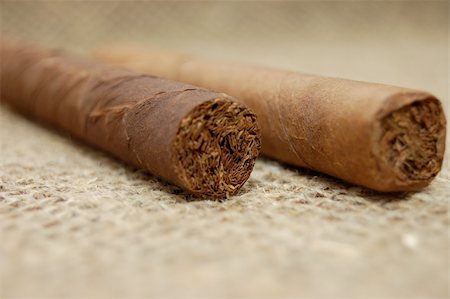 Two cuban cigars on hessian canvas Photographie de stock - Aubaine LD & Abonnement, Code: 400-05264529