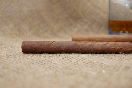 Two cuban cigars and glass with wiskey on sackcloth Photographie de stock - Aubaine LD & Abonnement, Code: 400-05264537