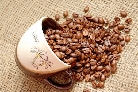 simsearch:628-02615924,k - Coffe beans strewed from cup into sacking Foto de stock - Royalty-Free Super Valor e Assinatura, Número: 400-05264547