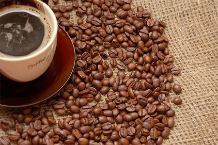 simsearch:400-04313939,k - Coffe cup and beans on the sacking Stock Photo - Budget Royalty-Free & Subscription, Code: 400-05264548