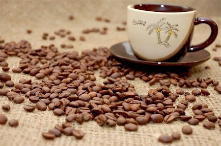 simsearch:400-04172155,k - Coffee beans on focus and cup with cofee at background Foto de stock - Super Valor sin royalties y Suscripción, Código: 400-05264542