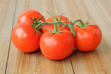 simsearch:400-07714506,k - Fresh ripe red tomatoes on the wooden table Photographie de stock - Aubaine LD & Abonnement, Code: 400-05264871