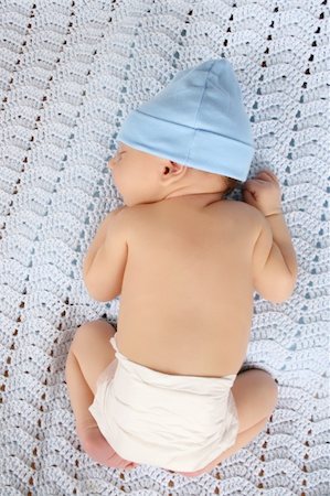 simsearch:400-04939110,k - Beautiful baby boy wearing a blue hat on blanket Photographie de stock - Aubaine LD & Abonnement, Code: 400-05265305